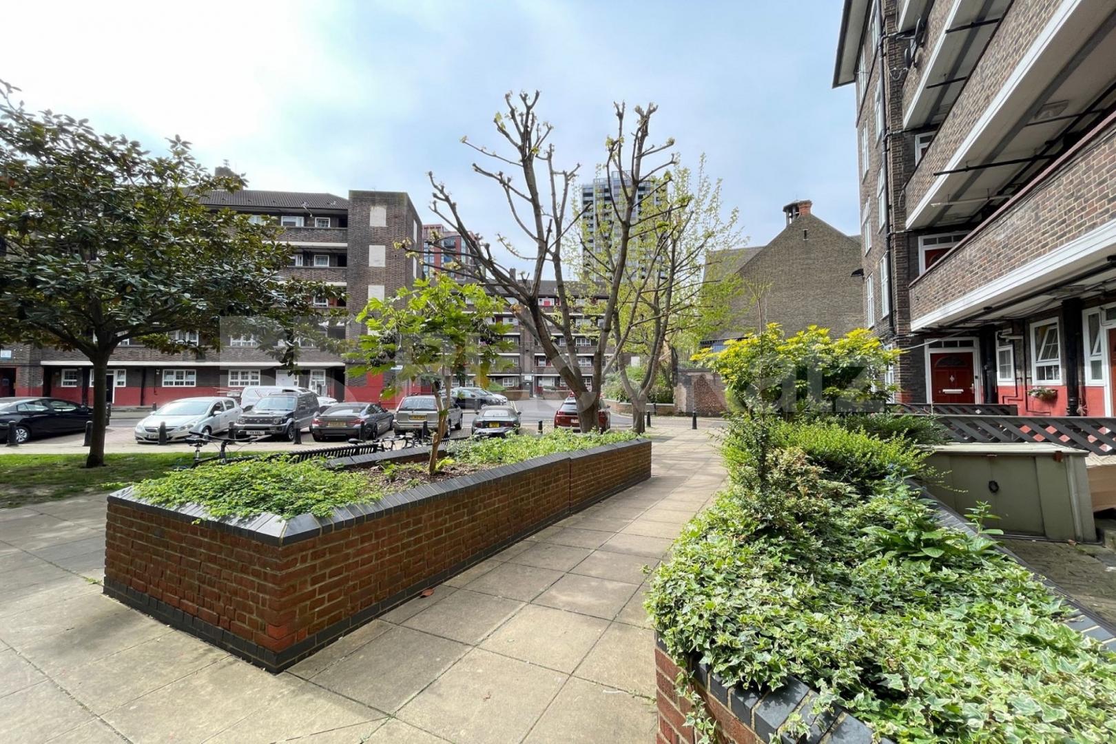 Bright & airy, well proportioned rooms & wooden floors throughout Falmouth Road, Borough